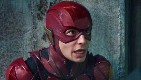 Ezra Miller como Flash