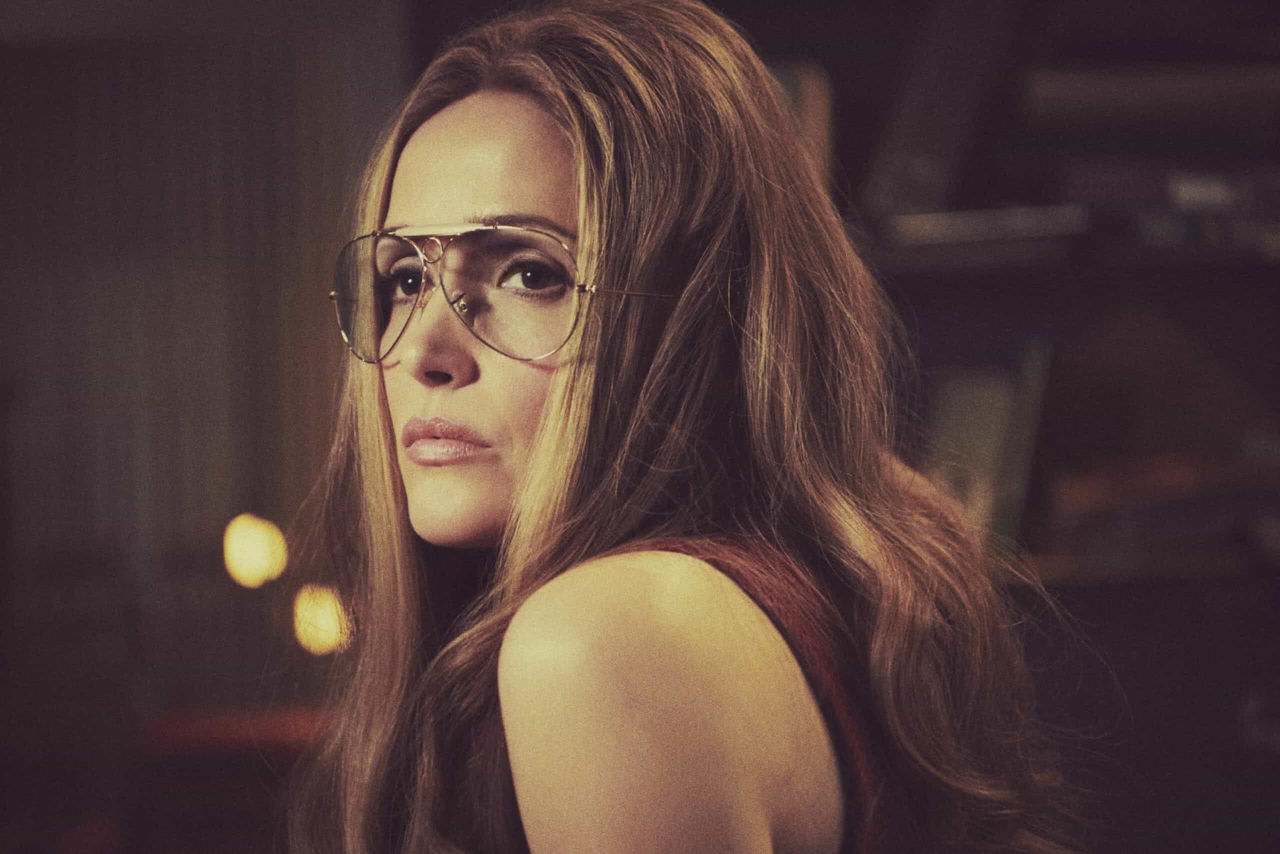 Gloria Steinem (Rose Byrne) em Mrs. America (Reprodução)