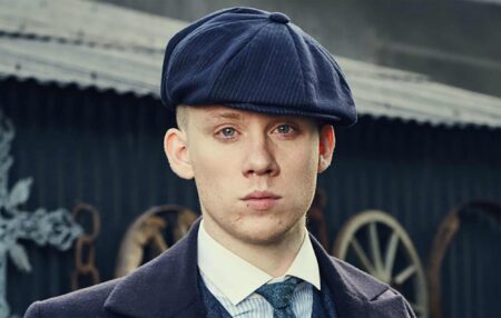 Joe Cole muda totalmente o visual para viver novo personagem na série The Ipcress File John Shelby (Joe Cole) em Peaky Blinders (Reprodução)