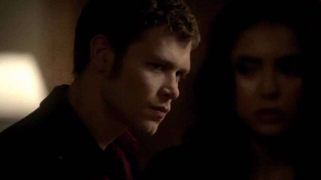 The Vampire Diaries: Entenda quais são as principais diferenças entre Damon e Klaus Klaus (Josephh Morgan) e Katherine (Nina Dobrev) em The Vampire Diaries (Reprodução) 2