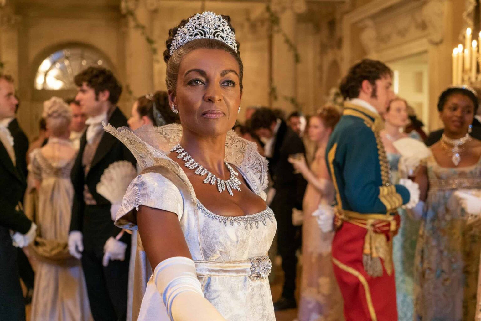 4 razões pelas quais a revelação de Lady Whistledown é um erro Lady Danbury (Adjoa Andoh) em Bridgerton (Reprodução)