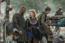 Ragnar (Travis Fimmel) e Lagertha (Katheryn Winnick) em Vikings (Reprodução)