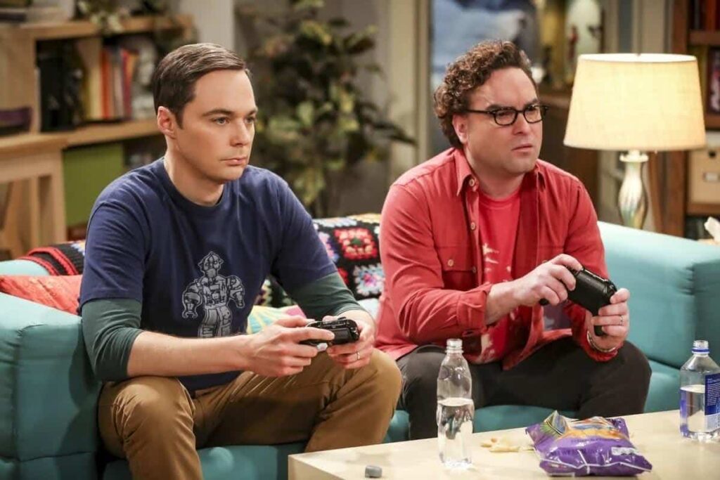 Objeto estranho no cenário de The Big Bang Theory intriga fãs Sheldon (Jim Parsons) e Leonard (John Galecki) em The Big Bang Theory (Reprodução)