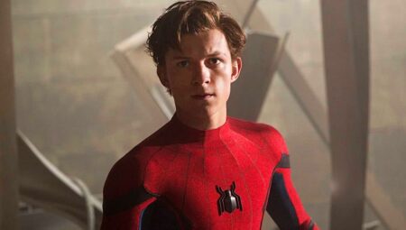 Tom Holland como Homem Aranha