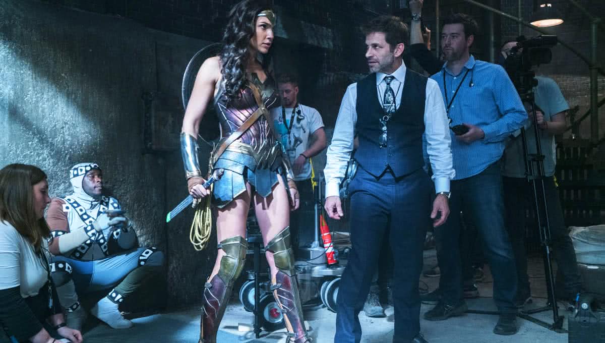 Zack Snyder e Gal Gadot no set de Liga da Justiça (Reprodução)