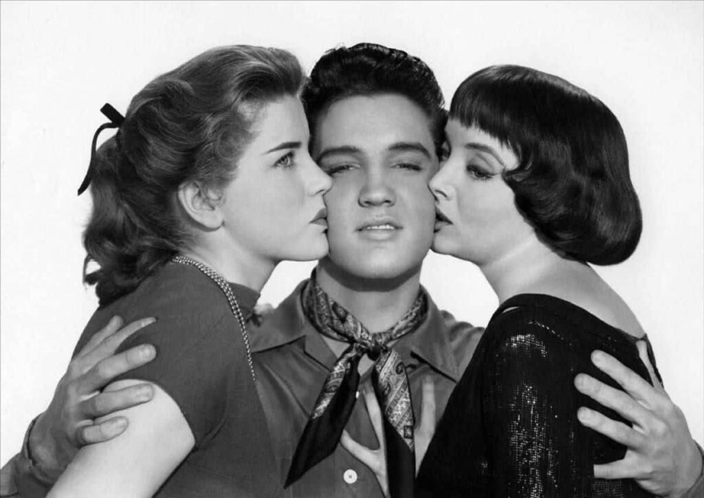 Fã de Elvis Presley? Saiba quais são os melhores filmes do artista Delores Hart, Elvis Presley e Carolyn Jones em A Batalha Sangrenta (Divulgação)