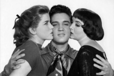 Delores Hart, Elvis Presley e Carolyn Jones em A Batalha Sangrenta (Divulgação)