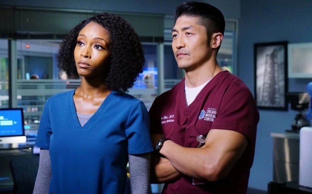 Yaya DaCosta comenta sua saída de Chigago Med e novo trabalho Yaya Da Costa e Brian Tee em Chicago Med (Reprodução)