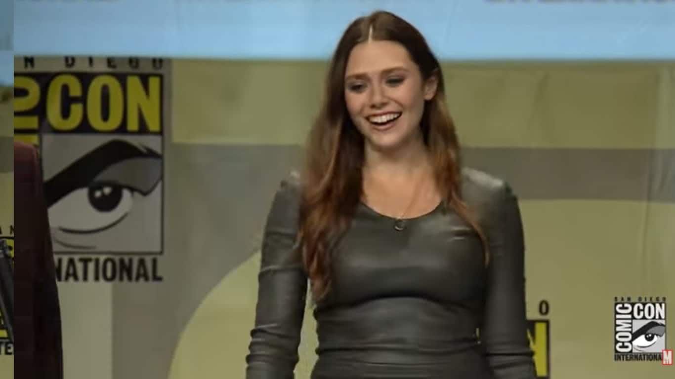 Elizabeth Olsen em Official- Marvel's The Avengers: Age of Ultron Cast Assembles at Comic-Con 2014 (Reprodução)