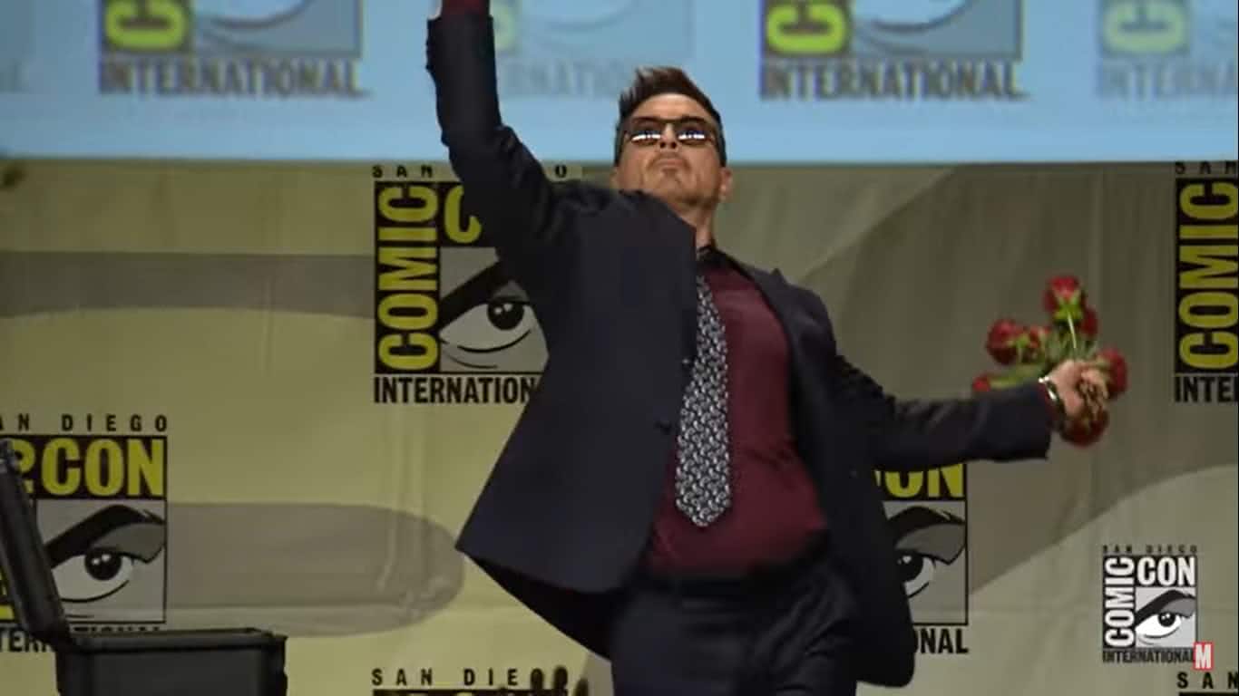 Robert Downey Jr. em Official- Marvel's The Avengers: Age of Ultron Cast Assembles at Comic-Con 2014 (Reprodução)