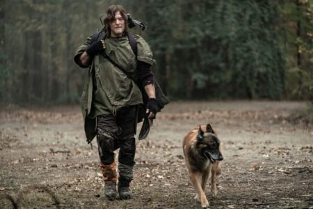 Norman Reedus de The Walking Dead se sentiu “traído” pelo cachorro de Daryl Daryl (Norman Reedus) e Dog em The Walking Dead (Reprodução)