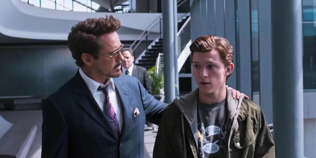 Tom Holland fala sobre substituir Robert Downey Jr. no MCU Tony Stark (Robert Downey Jr.) e Peter Parker (Tom Holland) em Homem-Aranha: De Volta ao Lar (Reprodução / Marvel)