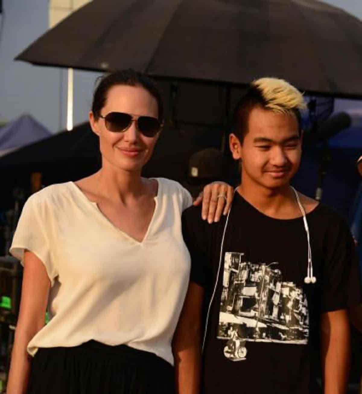 Angelina Jolie e Maddox Jolie Pitt em First They Killed My Father (Divulgação)