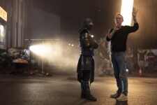 Sub-Zero (Joe Taslim) e o diretor Simon McQuoid nos bastidores de Mortal Kombat (Divulgação / Warner Bros.)