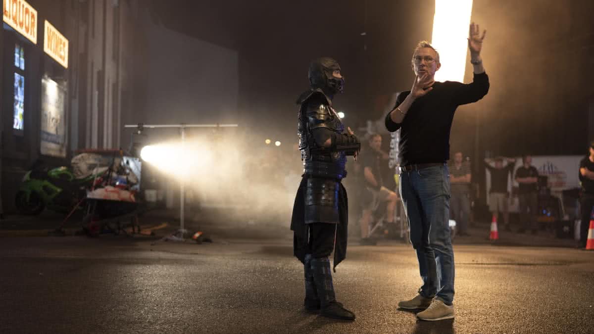 Sub-Zero (Joe Taslim) e o diretor Simon McQuoid nos bastidores de Mortal Kombat (Divulgação / Warner Bros.)