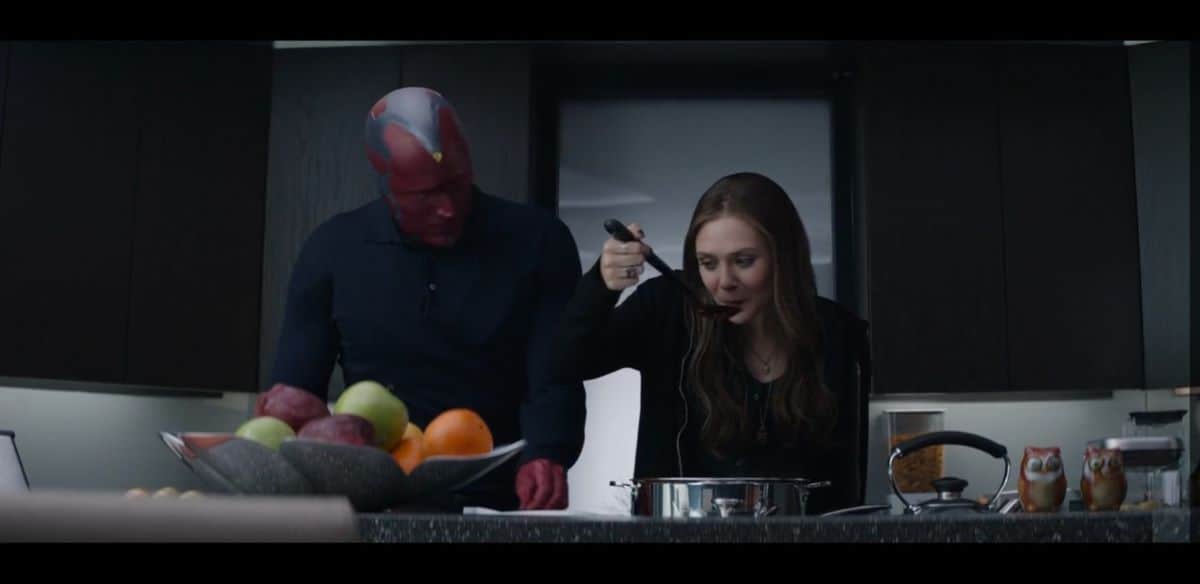 Visão (Paul Bettany) e Wanda (Elizabeth Olsen) em Capitão América: Guerra Civil (Reprodução / Marvel)