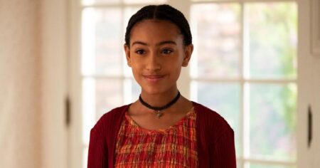 Pearl (Lexi Underwood) em Little Fires Everywhere (Reprodução / Hulu)