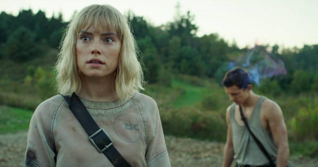 Daisy Ridley admite que pediu para cortar algumas de suas falas de Mundo em Caos Viola (Daisy Ridley) e Todd (Tom Holland) em Mundo em Caos (Reprodução)