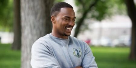 Com quem Anthony Mackie gostaria de ficar preso em uma ilha deserta? Ator faz declaração Sam Wilson (Anthony Mackie) em Capitão América 2: O Soldado Invernal (Reprodução / Marvel)