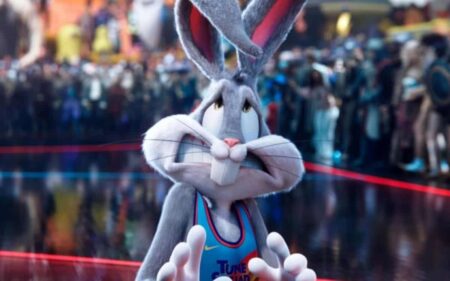 Sucesso em Space Jam, conheça curiosidades do Pernalonga Pernalonga em Space Jam: Um Novo Legado (Divulgação / Warner Bros.)