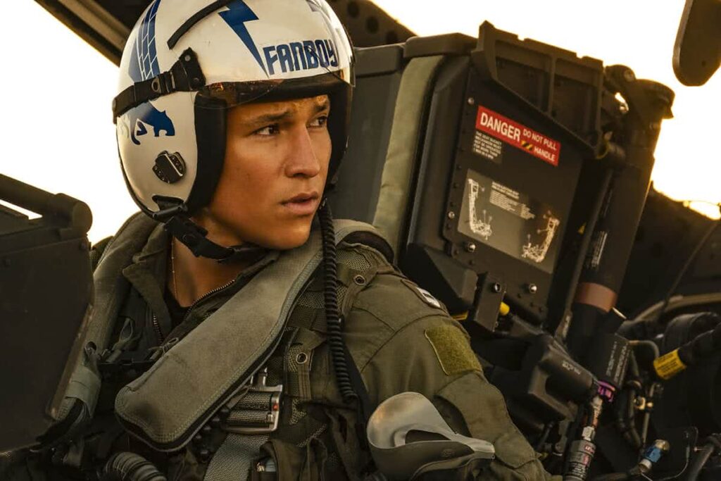 Quem Danny Ramirez interpretará em Falcão e o Soldado Invernal? Danny Ramirez como Fanboy em Top Gun: Maverick (Reprodução)