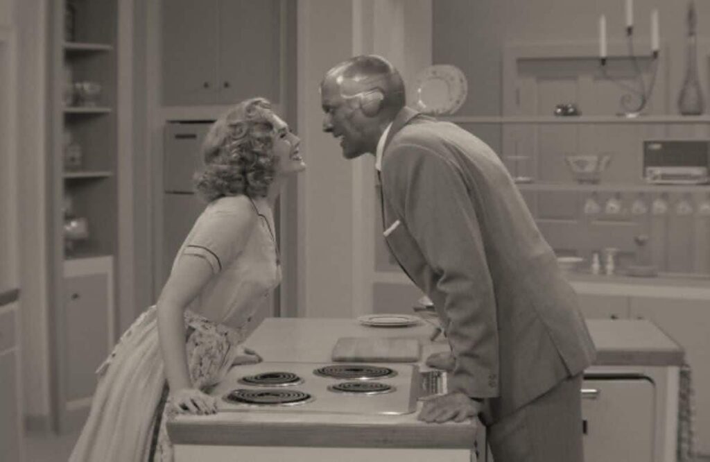 WandaVision: Criadora dá crédito a Kevin Feige pelo conceito de sitcom Wanda (Elizabeth Olsen) e Visão (Paul Bettany) em WandaVision (Reprodução / Disney+)