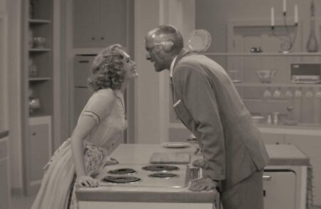 Wanda (Elizabeth Olsen) e Visão (Paul Bettany) em WandaVision (Reprodução / Disney+)
