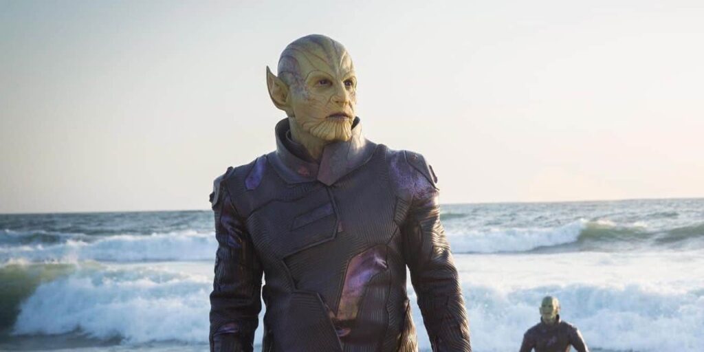 Ben Mendelsohn com um Skrull em Capitã Marvel (Reprodução / Marvel)