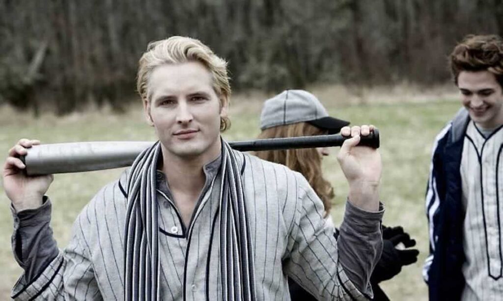 Carlisle, de Crepúsculo, poderia ter sido muito diferente nos cinemas Carlisle Cullen (Peter Facinelli) em Crepúsculo (Reprodução)