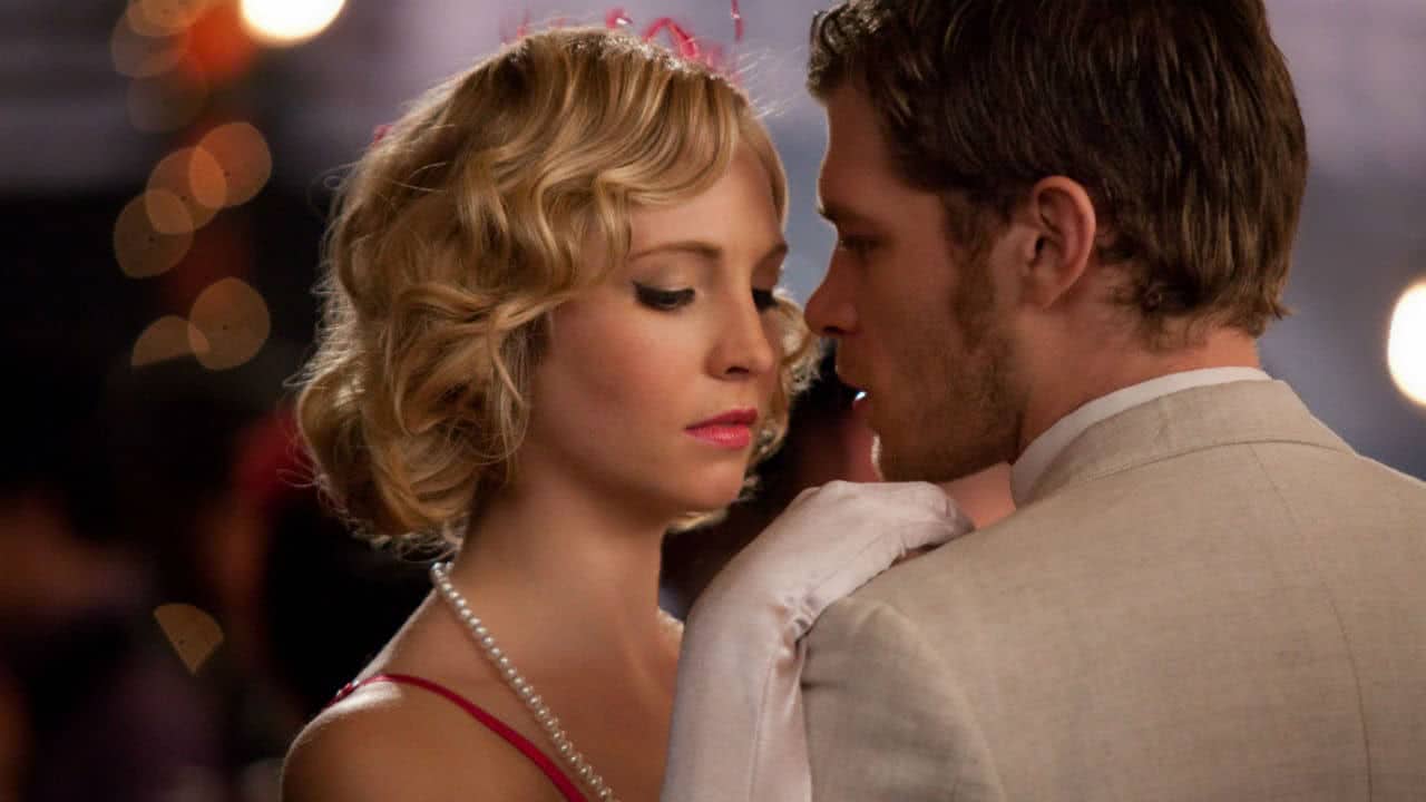 Caroline (Candice King) e Klaus (Joseph Morgan) em The Vampire Diaries (Reprodução)