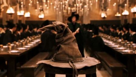 Estrela de Harry Potter revela como estaria a vida do seu personagem hoje em dia Chapéu Seletor em Harry Potter (Reprodução)