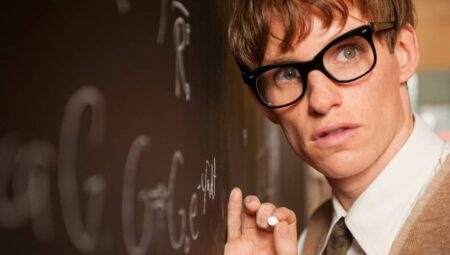 Eddie Redmayne em A Teoria de Tudo