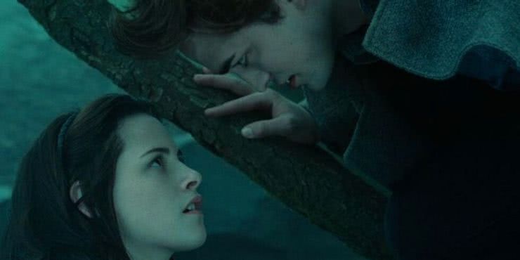 Edward (Robert Pattinson) e Bella (Kristen Stewart) em Crepúsculo (Reprodução)