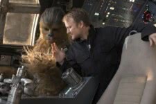 Chewbacca e Rian Johnson nos bastidores de Star Wars (Divulgação)