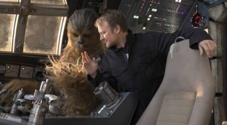 Diretor de Entre Facas e Segredos espera dirigir episódio de The Mandalorian Chewbacca e Rian Johnson nos bastidores de Star Wars (Divulgação)