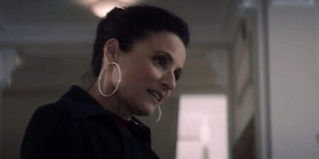 Viúva Negra confirmou sem querer que Valentina não é uma vilã Valentina Allegra de Fontaine (Julia Louis-Dreyfus) em Falcão e o Soldado Invernal (Reprodução / Disney+)