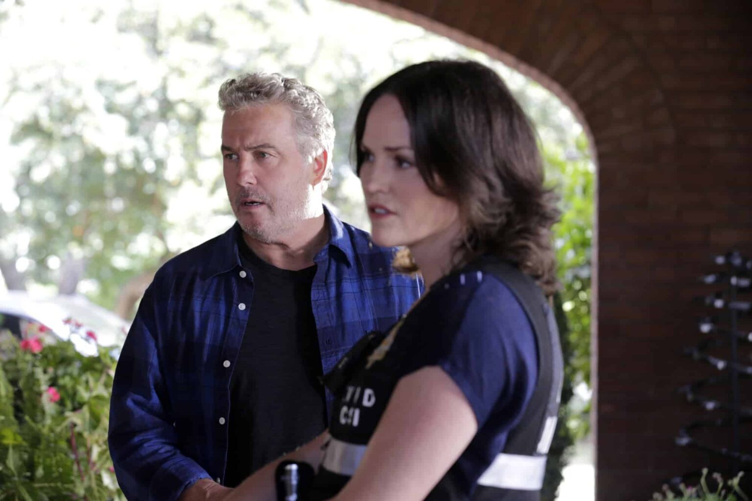 Jorja Fox e William Petersen em CSI: Crime Scene Investigation (Reprodução)
