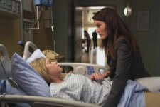 Hanna (Ashley Benson) e Ashley () em Pretty Little Liars (Reprodução)