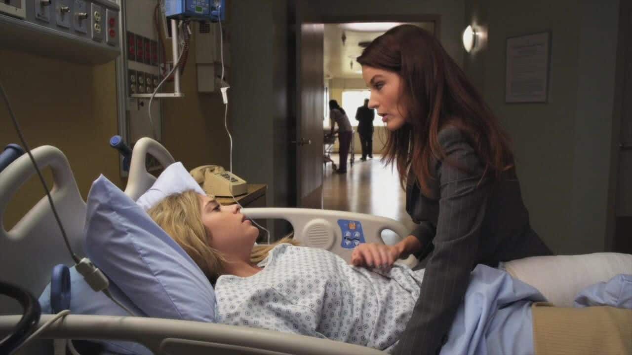 Hanna (Ashley Benson) e Ashley () em Pretty Little Liars (Reprodução)