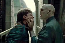 Harry Potter (Daniel Radcliffe) e Voldemort (Ralph Fiennes) na franquia Harry Potter (Reprodução Warner Bros.)