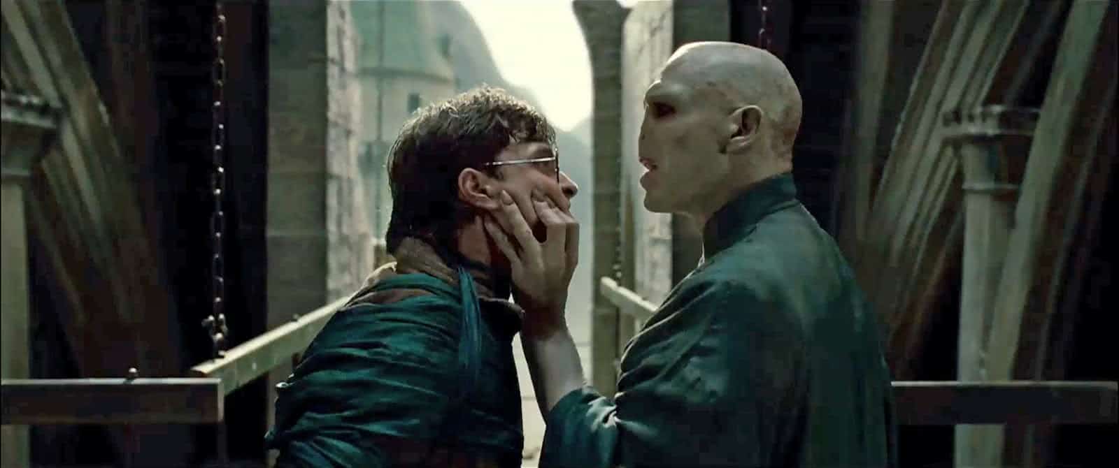 Harry Potter (Daniel Radcliffe) e Voldemort (Ralph Fiennes) na franquia Harry Potter (Reprodução Warner Bros.)
