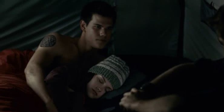 Jacob (Taylor Lautner) e Bella (Kristen Stewart) em Eclipse (Reprodução)
