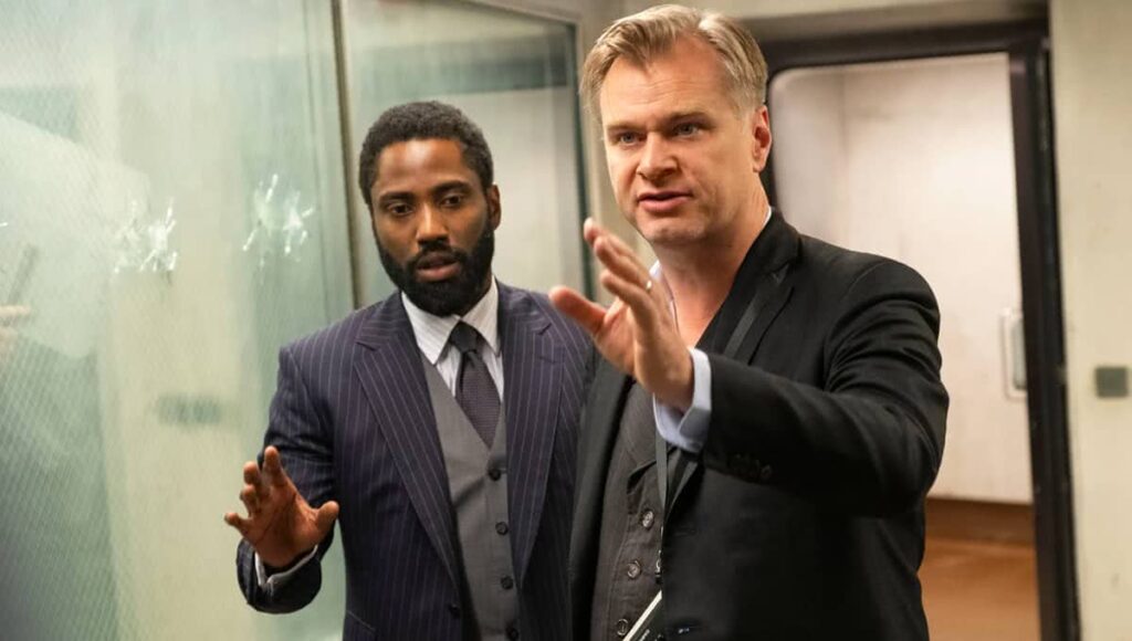 John David Washington e Christopher Nolan em cena de Tenet