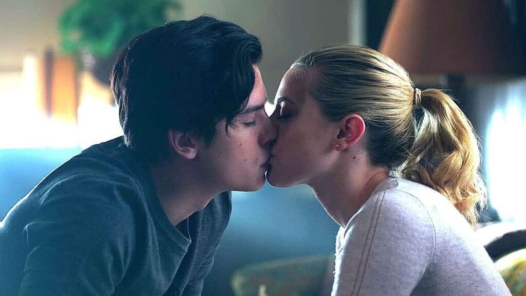 Riverdale: diretor fala sobre reconciliação de Betty e Jughead Jughead (Cole Sprouse) e Betty (Lily Reinhart) em Riverdale (Reprodução)1