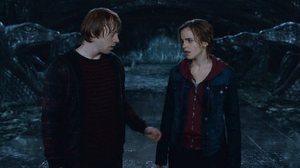 Rony (Rupert Grint) e Hermione (Emma Watson) em A Saga Harry Potter (Reprodução)1