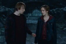 Rony (Rupert Grint) e Hermione (Emma Watson) em A Saga Harry Potter (Reprodução)1