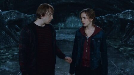 Rony (Rupert Grint) e Hermione (Emma Watson) em A Saga Harry Potter (Reprodução)1