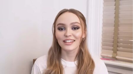 Lily-Rose Depp em Vogue (Reprodução)