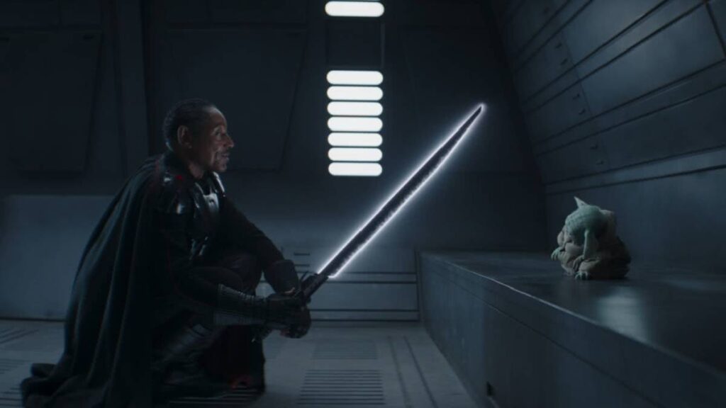Star Wars | Cores dos sabres de luz têm diferentes significados Moff Gideon (Giancarlo Esposito) e Groku em The Mandalorian (Reprodução / Disney+)