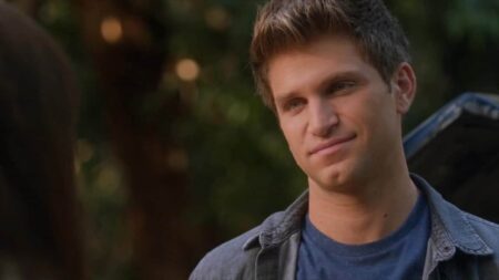 Toby (Keegan Alley) em Pretty Little Liars (Reprodução)